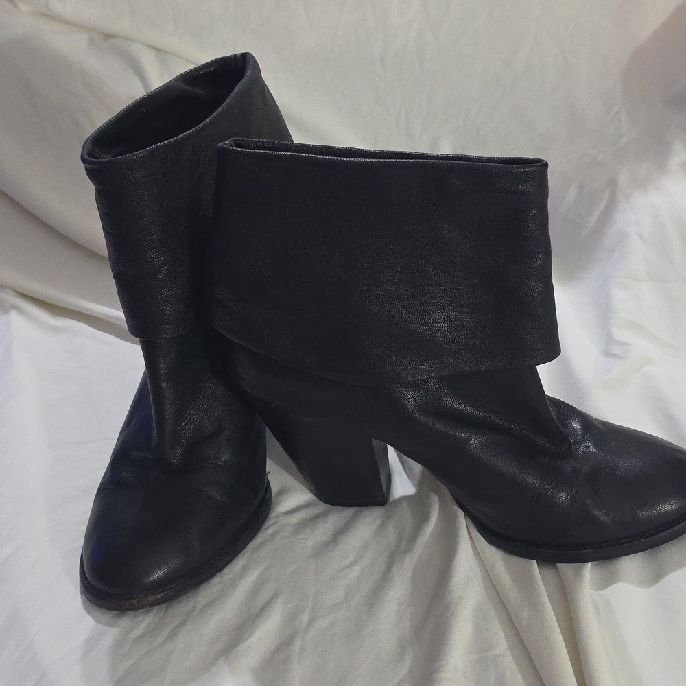 Vince Camuto Women's 8.5B Black Leather Fold Over Ankle Fashion Boots Bootie